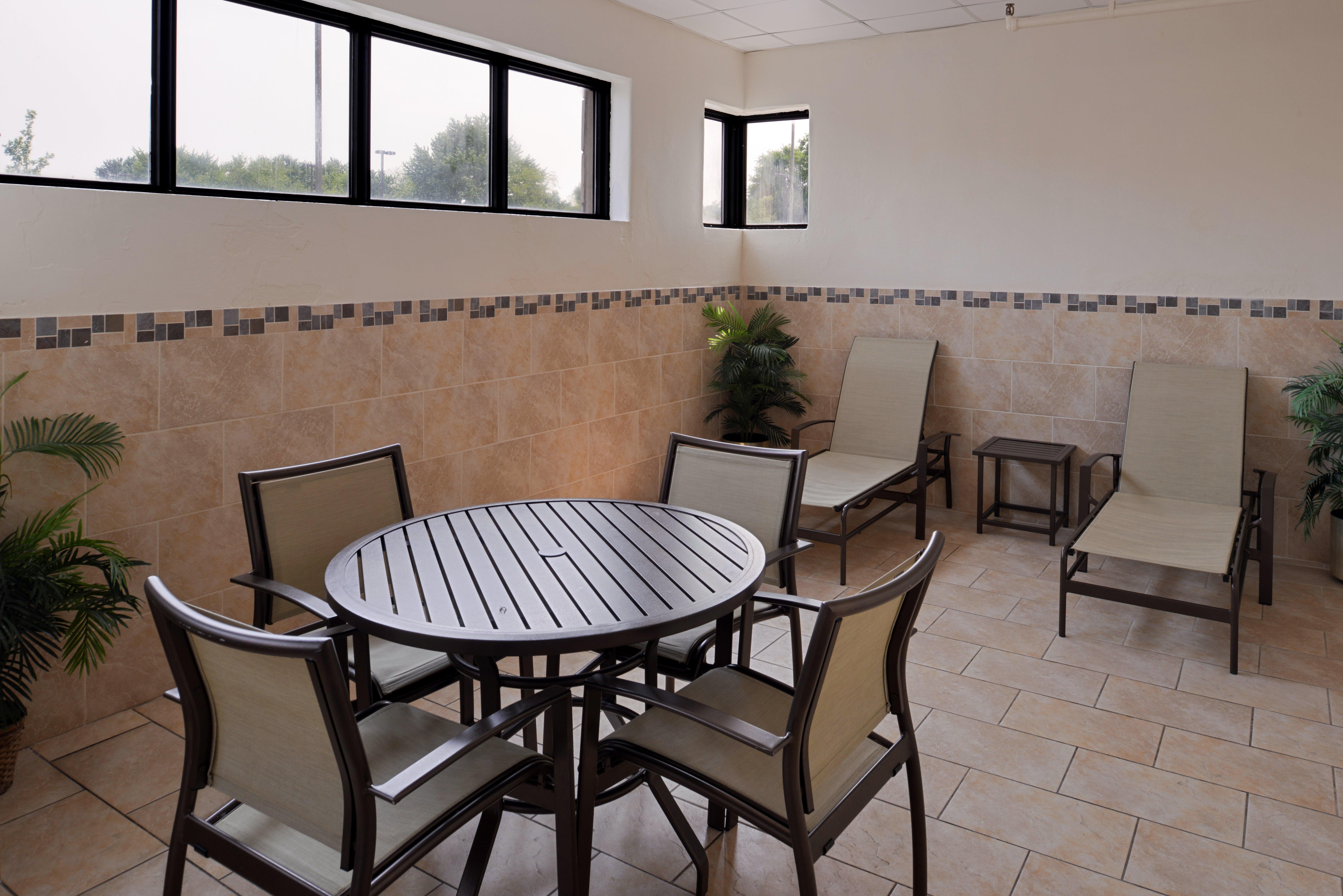 Holiday Inn Express Crestwood By Ihg Экстерьер фото