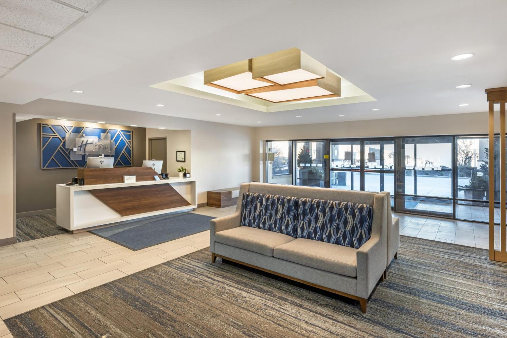 Holiday Inn Express Crestwood By Ihg Экстерьер фото