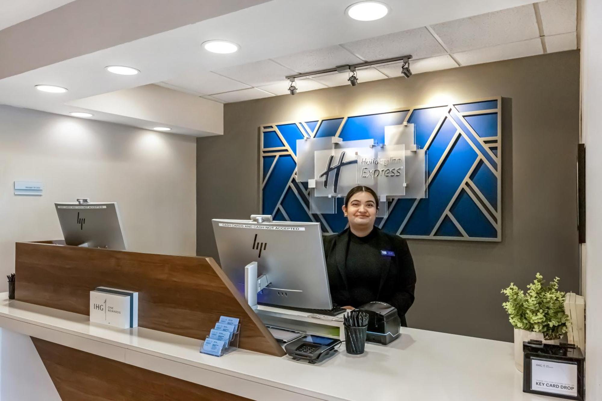 Holiday Inn Express Crestwood By Ihg Экстерьер фото