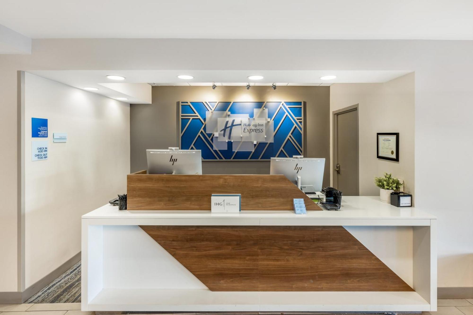 Holiday Inn Express Crestwood By Ihg Экстерьер фото