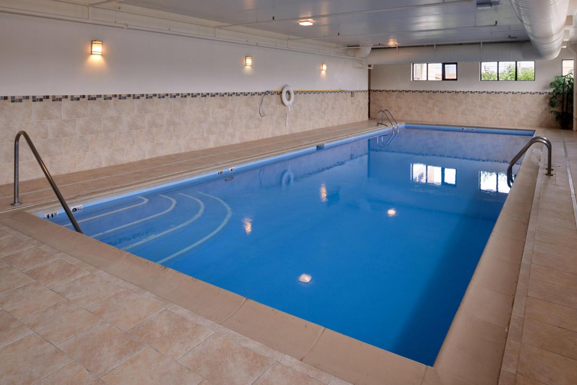 Holiday Inn Express Crestwood By Ihg Экстерьер фото